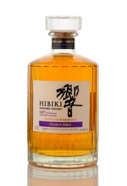 Zengin kehribar likörü şık bir cam şişede kıvrılarak Japon harmoni viskisinin zarafetini vurgular..