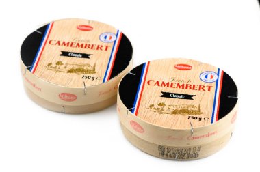 Gaziveren Kıbrıs Rum Kesimi -19.01.2025 Klasik Fransız Camembert peynirinin zengin, kremsi dokusunun tadına bakın..
