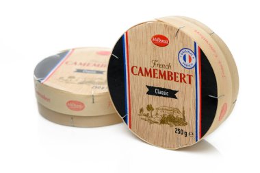 Gaziveren Kıbrıs Rum Kesimi - 19.01.2025 Savory Camembert peyniri zarif ahşap ambalajla sergileniyor, nefis bir peynir tabağı için mükemmel..
