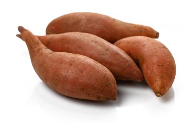 Zengin turuncu tenli dört canlı tatlı patates, doğal güzelliklerini ve sağlıklı tarifler için potansiyellerini sergiliyorlar..