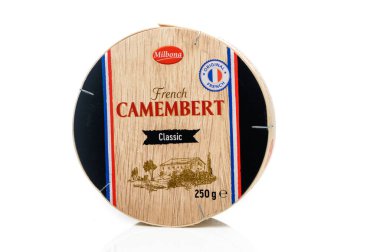 Gaziveren Kıbrıs Rum Kesimi -19.01.2025 Klasik Fransız Camembert 'inin doğal ambalajında güzelce sunulan zengin dokusunu ve tadını keşfeder.