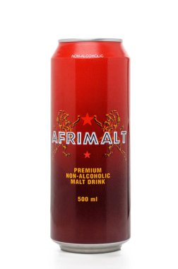 Uzun bir kutu Afrimalt, canlı kırmızı ve altın tasarım elementleriyle ferahlatıcı bir alkolsüz malt seçeneği sunar.