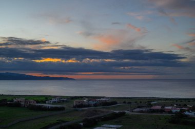 Altın gökyüzü dingin suları ve bereketli tepeleri aydınlatırken, gündüz ve akşam saatleri de manzaralı Kıbrıs 'ı aydınlatıyor.