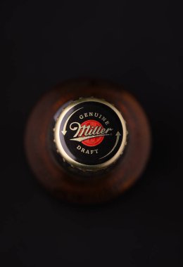 Gaziveren Kıbrıs Rum Kesimi - 12.03.2025 Bira Miller Soğuk bir içecek bardağının yakın planında, sakin bir akşamın özünü yakalıyor.