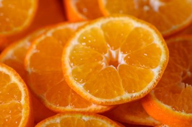 Turunçgillerden oluşan parlak portakal dilimleri herkesi ferahlatıcı zevklerinin tadını çıkarmaya davet eden canlı bir görüntü oluşturur..