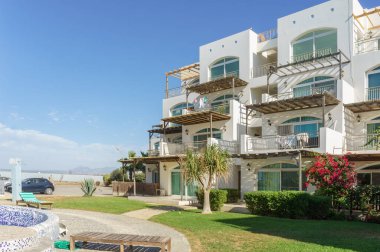 Parlak yeşilliğin yanında muhteşem bir mimari deniz kenarındaki bir sahil kaçamağının huzurunu yakalar..