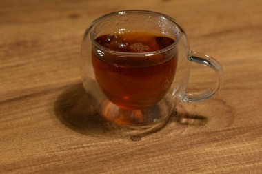 Sıcak bir fincan bitkisel çayın tadını çıkarmak serin bir akşamda evde dinlenirken huzur verir..