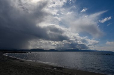 Alacakaranlık sakinleştikçe gölün kıyısında nefes kesici bulutlar toplanıyor. Doğanın güzelliğini yansıtıyor..