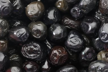 Parlak kara böğürtlenler bol bol uzanıyordu, eşsiz şekillerini ve parıltılarını sergiliyorlardı, sonbahar hasadının güzelliğini yansıtıyorlardı..