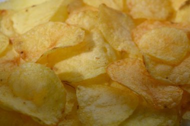 Altın, çıtır çıtır patates cipsleri yığılmış, herkesi lezzetli bir atıştırmalık deneyimi yaşamaya davet ediyor..