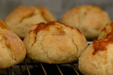 Yumuşak, sıcak ekmek ruloları serinletici bir rafta oturur, çıtır çıtır bir altın kabuk ve mutfakta davetkar bir aroma sergiler..