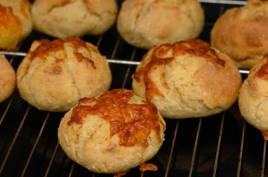 Lezzetli peynirli börekler tel askıda soğuyor, pişirdikleri zaman mutfağı davetkar bir aromayla dolduruyorlar..
