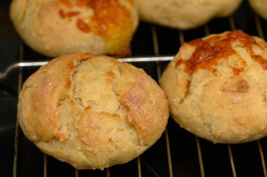 Sıcak ve davetkar börekler fırından çıkar, altın kahverengi kabuklar ve havayı dolduran ev aroması sergiler..