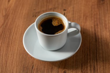 Zengin aroma ve taze demlenmiş kahvenin lezzeti basit beyaz bir fincanda servis edilir..