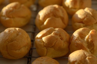 Yumuşak ve havadar börekler serinletici bir rafta oturur, rahat bir mutfakta güneşin ışıltısında güneşlenirler..