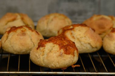 Sıcak peynirli börekler tel askıda soğuyor, mutfağı taze pişmiş nefis aromalarla dolduruyor..