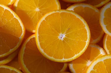 Sulu portakal dilimleri doğanın cömertliğini ferahlatıcı bir yaz özüyle kutlayan renkli bir duvar halısı yaratır..