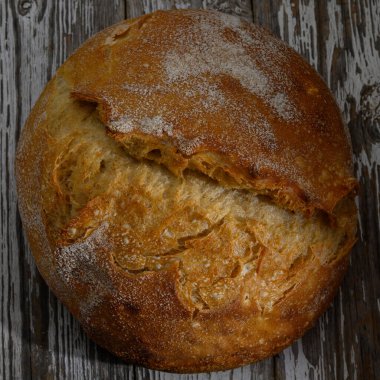 Ev yapımı ekmeğin altın kabuğunun tadını çıkar, sıcak ve davetkar, evde rahatlatıcı bir yemek için mükemmel.