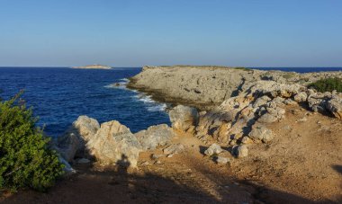 Huzurlu bir manzara engebeli uçurumları, berrak bir gökyüzünün altında canlı mavi denizle buluşup sükuneti yaratıyor..