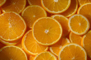 Sulu portakal dilimleri mükemmel bir şekilde sergileniyor, canlı renklerini sergiliyorlar ve herkes için davetkar aromalarını sergiliyorlar..