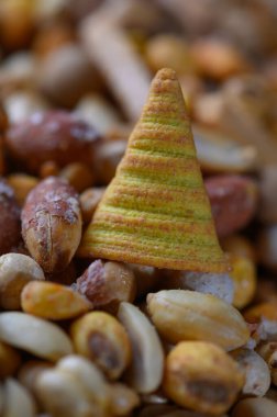 Canlı koni şekilli ziyafet karışık fındık ve tohumların arasında göze çarpıyor ve enfes bir atıştırmalık deneyimi sunuyor..