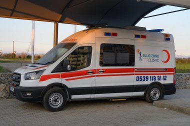 Gaziveren Kıbrıs Rum Kesimi - 30.01.2025 Sakin bir akşamda Mavi Bölge Kliniği 'nin sığınağında halk için umut ve bakımı simgeleyen bir ambulans hazır bekliyor.