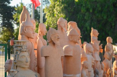 Canlı terracotta heykelleri, detaylı işçilik ve zengin kültür mirası sergilenen bir park alanı oluşturur..