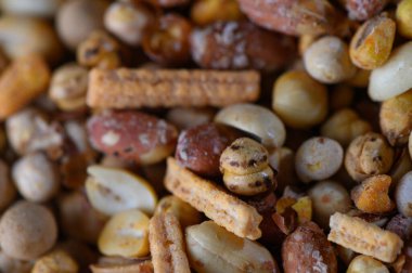 Canlı bir fındık ve atıştırmalık karışımı arkadaşlarla neşeli bir toplantıda paylaşmak için mükemmel bir ziyafet yaratır..