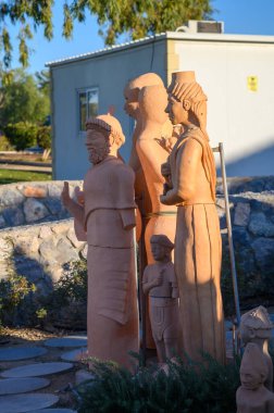 Çeşitli sanatsal figürler, zengin kültür tarihi ve yaratıcılığı ön plana çıkaran doğal bir manzarada gururla dururlar..