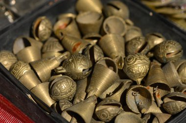Güzel, el yapımı metal çan koleksiyonu canlı bir Hint pazarında güneşin altında parıldıyor..