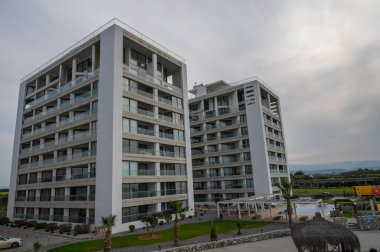 İki modern bina, yakınındaki palmiye ağaçları ve doğal imkanları olan sakin bir bölgenin üzerinde..