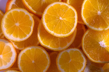 Parlak portakal dilimleri sizi sulu dokularının tadını çıkarmaya davet ediyor canlandırıcı, sanatsal bir gösteride..