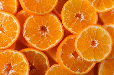 Canlı, sulu portakal dilimleri güzel dizilmiş taze cazibelerini ve davetkar renklerini vurguluyorlar..