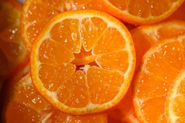 Parlak portakal dilimleri sanatsal olarak düzenlenmiş, canlı bir atmosferde ferah bir tat uyandıran sulu bölümleri ortaya çıkarıyor..