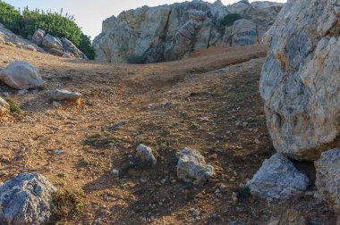 Kayalık arazide dolambaçlı bir yol gün doğumunda yeşil bir yamaca açılıyor. Keşif ve maceraya davetiye çıkarıyor..
