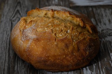 Çürümüş ahşap bir yüzeye serpiştirilmiş, sıcak ve konforlu bir şekilde yerleştirilmiş, esnaf ekmeğinin altın kabuğu..