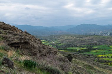 Karanlık çöktüğünde dalgalı tarlalar tepeleri aşarak kırsal alanda sakin bir atmosfer yaratıyor..