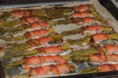 Pastırmaya sarılmış kuşkonmaz mızrakları yemek tepsisinde cızırdıyor, sıcak bir mutfak ortamında lezzetli kokular yayıyor..