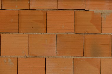 Sıcak tonlu tuğlalar sağlam bir oluşum içinde hizalanır, mimari projeler için el işi ve doku ideali sergiler..