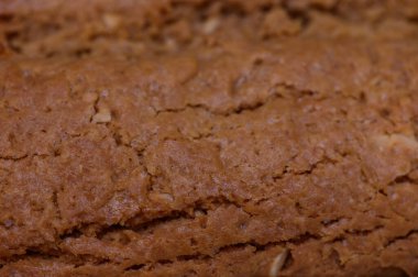 Taze pişmiş ekmek ve tezgahın üzerinde sıcak, altın bir kabuk duruyor. Mutfağı davetkar bir aromayla dolduruyor..