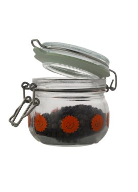 İçinde canlı gülen çıkartmalar bulunan büyüleyici bir cam kavanoz kısmen açık, içinde renkli ve hoş içerikler var. Eğlenceli bir mutfak dekorasyonu için mükemmel bir fikir..