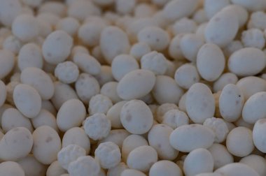 Küçük beyaz şekerler ustalıkla dağılmış, neşeli bir dokunuş ve tatlı bir cazibe katıyor atmosfere..