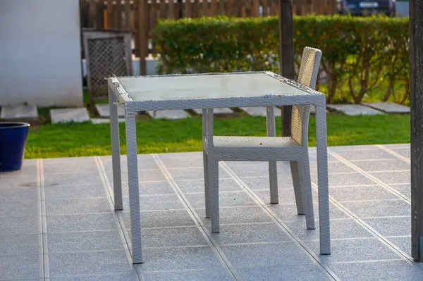 Cam tepeli bir masa, sakin bir bahçede, berrak bir gökyüzünün altında misafirleri bekliyor. Rahatlamaya ve konuşmaya davet ediyor..