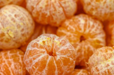 Turuncu tenli turunçgil meyveleri güneşli bir günde sulu bir zevk vaat eder..