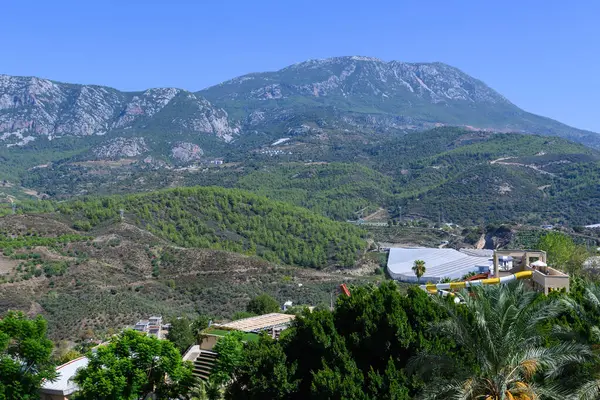 Nefes kesici manzara, bereketli tepeler, görkemli dağlar ve güneşli bir öğleden sonra sakin bir gökyüzü..