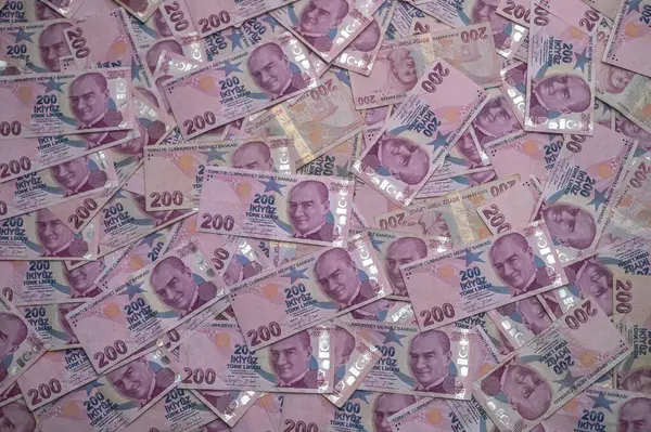 Sayısız banknot, paranın ve tasarımın değerini kutlayan renk ve dokulardan oluşan göz alıcı bir mozaik oluşturuyor..