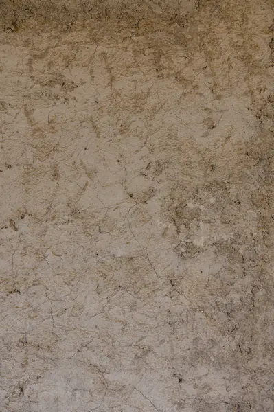 Yeryüzünün pürüzlü ve sessiz gölgeleri sakin ve kırsal bir ortamda doğal dokuların güzelliğini sergiler..