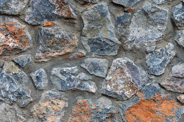 Değişen renk ve şekillere sahip pürüzlü taşlar bir araya gelerek kırsal bir cazibeyle çarpıcı bir doğal estetik oluşturuyor..