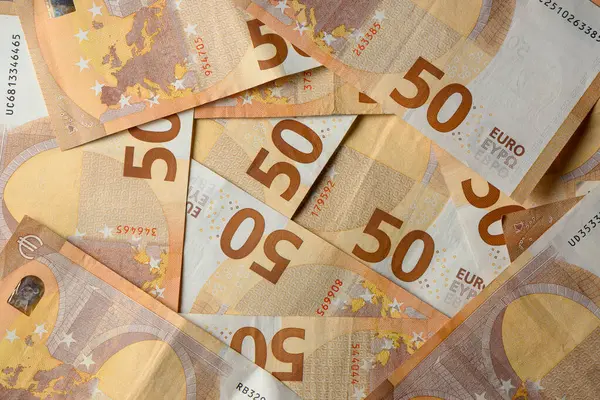 Artistik olarak düzenlenmiş renkli 50 Euro 'luk banknotlar koleksiyonu, ayrıntılı desenlerini ve dokularını vurguluyor..