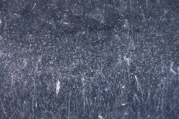 Karanlık taş katmanları zamanın şekillendirdiği karmaşık dokular sergilerler, doğanın doğadaki yorulmak bilmez sanatını ima eder..